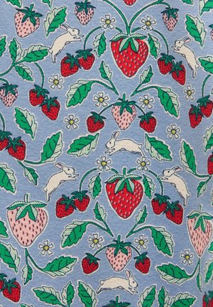 Muster mit roten und rosa Erdbeeren, grünen Blättern, kleinen weißen Blumen und weißen Kaninchen auf hellblauem Strickstoffhintergrund.