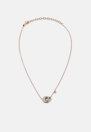 Náhrdelník z růžového zlata s propleteným přívěskem, který má stříbrné akcenty a malé zasazené kameny, visící na jemném řetízku.
