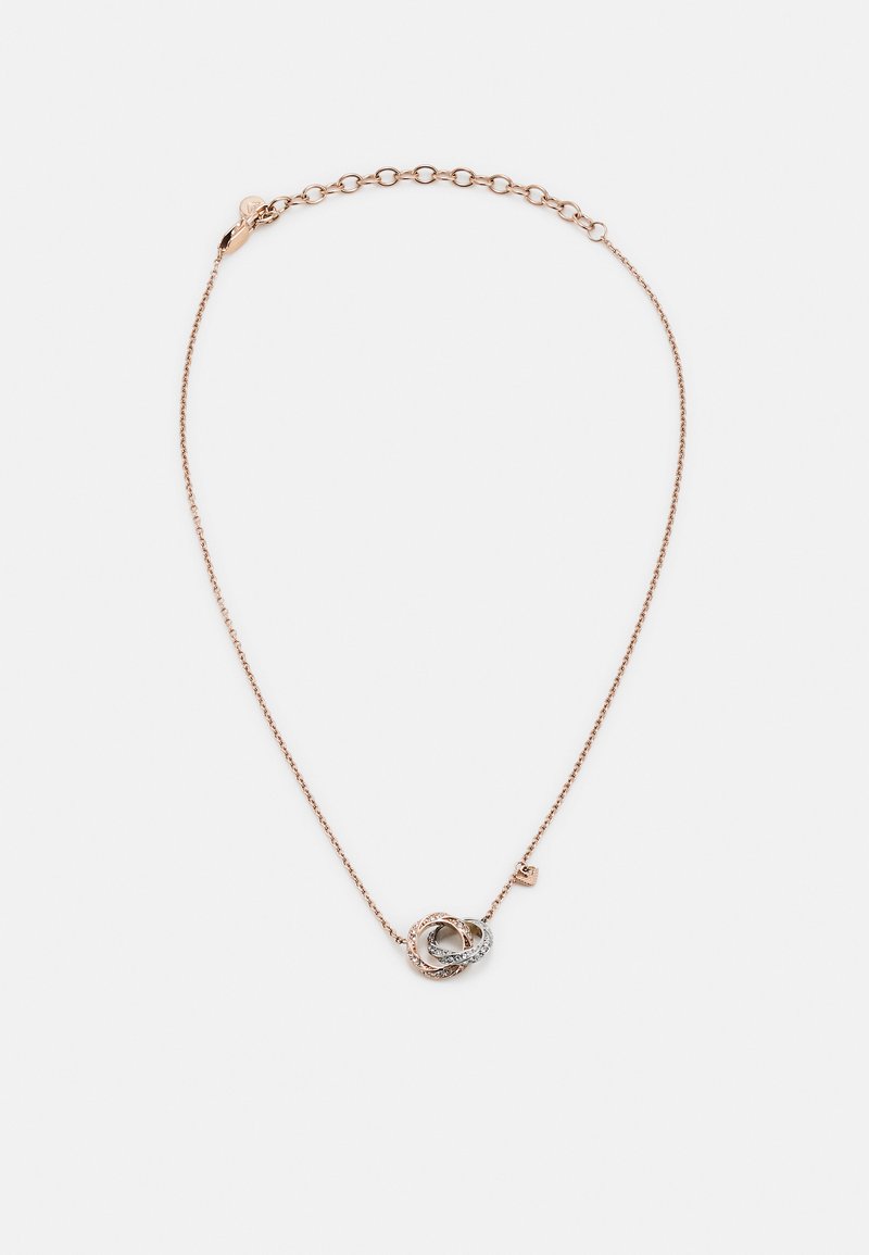 Náhrdelník z růžového zlata s propleteným přívěskem, který má stříbrné akcenty a malé zasazené kameny, visící na jemném řetízku.