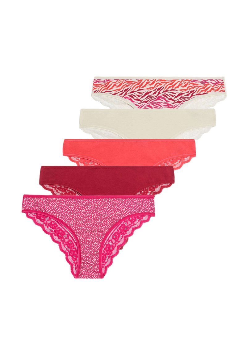 Vijf paren damesondergoed: kenmerken zijn een roze en oranje zebra print, effen kleuren, kantaccenten en variërende tinten roze en rood.