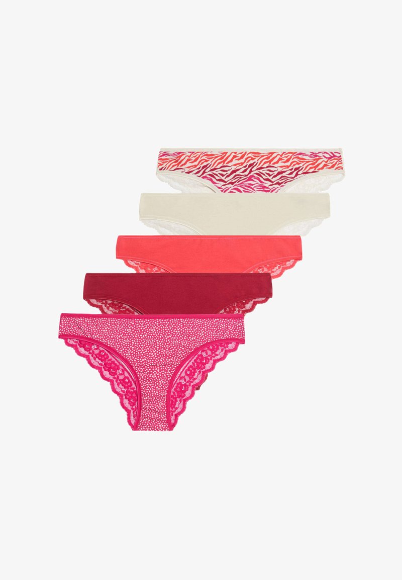 Cinque paia di mutandine da donna: caratteristiche includono una stampa zebra in rosa e arancione, colori solidi, dettagli in pizzo e diverse tonalità di rosa e rosso.