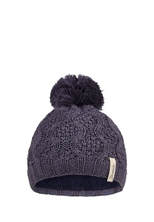Dunkelviolette gestrickte Wintermütze mit einem Pompon, Zopfstrickmuster und einem kleinen Stoff-Logoetikett an der Seite.