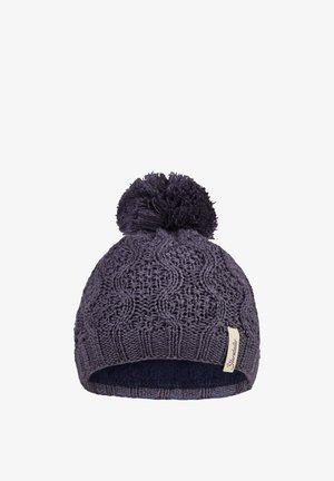 Dunkelviolette gestrickte Wintermütze mit einem Pompon, Zopfstrickmuster und einem kleinen Stoff-Logoetikett an der Seite.