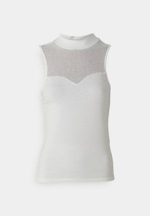 Biela bezrukávová blúzka s vysokým golierom, ktorá má textúrovaný ribbed panel na hrudi a hladké telo, čím vytvára priliehavý siluetu.