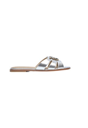 Flad sølv sandal med tre remme og en lille metallisk dekorativ spænde på toppen, brun sål, åben tå design.