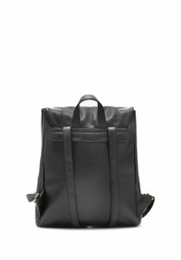 Czarny skórzany plecak z pionowymi przeszyciami, podwójnymi górnymi uchwytami oraz zamykaną boczną kieszenią. Gładka tekstura z akcentami w kolorze złota.