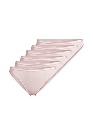 Pięć par różowych damskich bawełnianych majtek bikini ułożonych diagonalnie na białym tle.