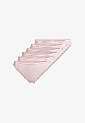 Pięć par różowych damskich bawełnianych majtek bikini ułożonych diagonalnie na białym tle.