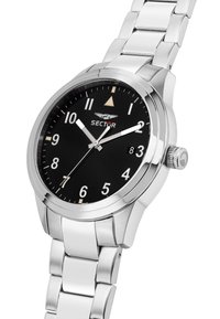 Orologio in acciaio inossidabile con quadrante nero, numeri arabi e dettagli argentati. Presenta una finestra per la data e il logo vicino alla posizione delle 12.