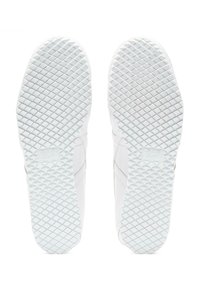 Białe podeszwę sneakersów z teksturowanym, diamentowym wzorem. Posiadają logo na środku i gładkie akcenty wzdłuż boków.