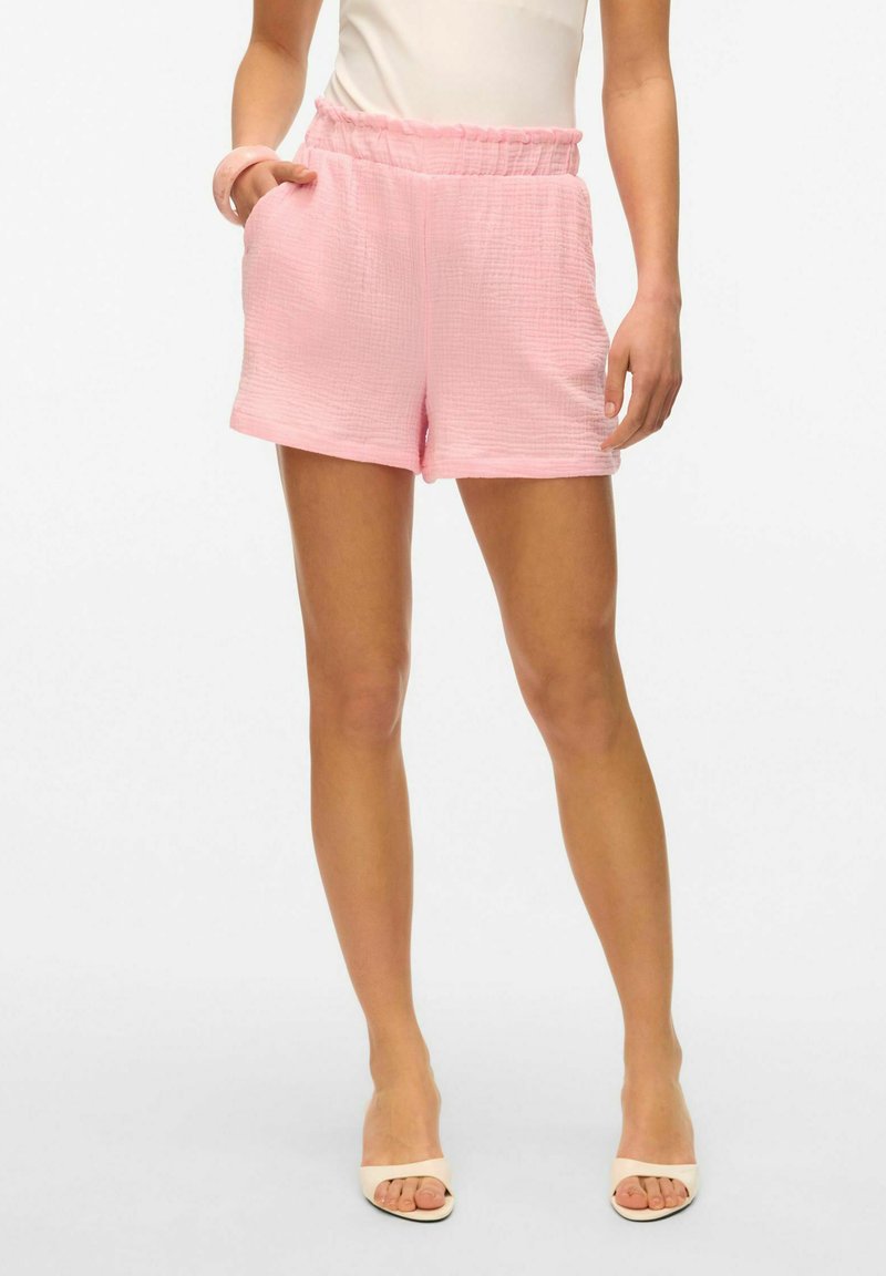 Lichtroze shorts van een gestructureerde, gekreukte stof. Voorzien van een elastische tailleband en zijzakken, ontworpen voor comfort en gemakkelijk dragen.