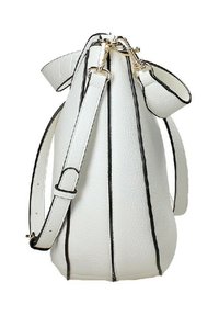 Borsa in pelle bianca con strisce nere, forma arrotondata, tracolla regolabile e fibbie in metallo nella parte superiore per la chiusura.