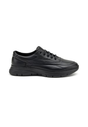 Sneaker in pelle nera con punta arrotondata, superficie texturizzata, design con lacci e suola imbottita per il comfort.