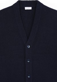 Dunkelblau gerippter Strickcardigan mit V-Ausschnitt, drei dunklen Knöpfen und einem weißen Größenetikett mit der Aufschrift "CALLIOPE L."