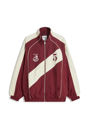 Mørkerød og cremefarvet zip-up jakke med høj krave, elastiske manchetter og kant. Har et diagonalt stribedesign og tekstdetaljer.