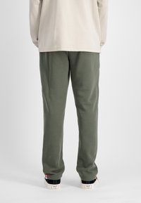 Groene sweatpants van zachte stof, met een rechtlijnig ontwerp, elastische tailleband en een logo-label op de achterzak.
