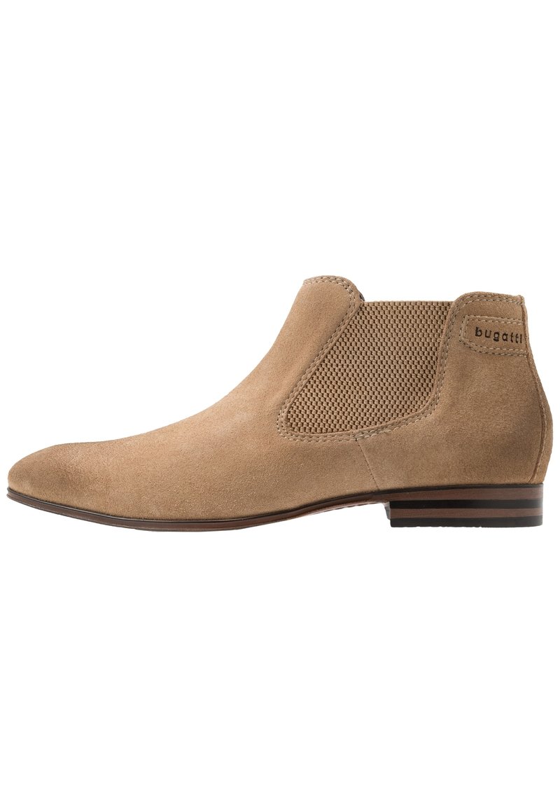 Botte Chelsea en daim marron clair avec panneau latéral élastique, petit talon empilé, et étiquette de marque "bugatti" sur la cheville extérieure.