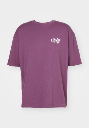 T-shirt en coton violet à coupe ample, col rond et manches courtes. Présente un logo "Levi's" blanc sur la poitrine gauche.
