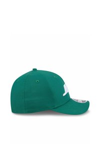 Grünes Baseballcap aus Stoff mit gebogenem Schirm. Hat eine weiße Logo-Stickerei auf der Vorderseite und Belüftungsöffnungen an den Seiten.