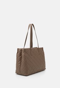 Hnědá prošívaná taška na rameno s dvojitými úchyty, obdélníkový tvar, hladká textura a šikmý diamantový vzor na vnější straně.