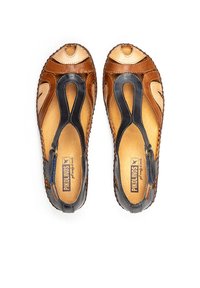 Sandales en cuir marron et marine avec un design découpé, des coutures contrastantes et un bout arrondi. Marque Pikolinos sur la semelle intérieure.