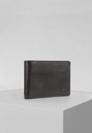 Portafoglio in pelle nera con una texture liscia, design bifold, dettaglio del logo discreto e bordi cuciti, posizionato su uno sfondo grigio.