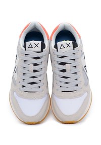 Zapatillas de deporte gris claro con acentos en blanco, negro y coral. Presentan ante texturizado, paneles de malla y una suela de goma. Diseño clásico con cordones.