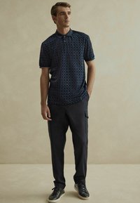 Next FLOCKED - Pikeepaita - navy blue geo