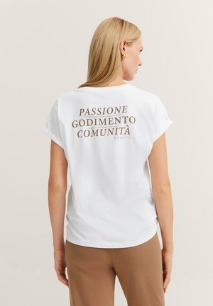 Weißes Baumwoll-T-Shirt mit hochgerollten Ärmeln und braunem Text auf dem Rücken: „PASSIONE GODIMENTO COMUNITÀ“ sowie dem Markennamen "bugatti" am unteren Rand.