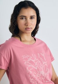 Triumph NIGHTDRESSES  - Nachtjapon - salsa