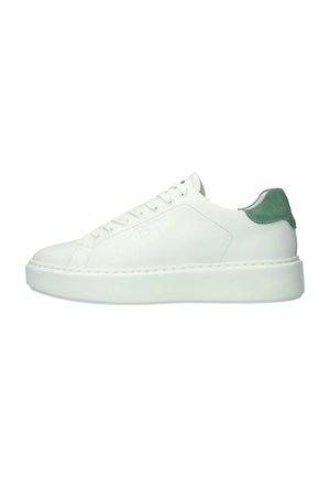 Baskets en cuir blanc avec semelle épaisse, fermeture à lacets à l'avant et talon en daim vert, vues de profil extérieur.