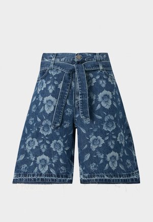 Μπλε ψηλόμεσο denim σορτς με ξεθωριασμένο ανθισμένο μοτίβο, μέση με ζώνη, κλείσιμο με κουμπιά και ξέφτια στα τελειώματα.