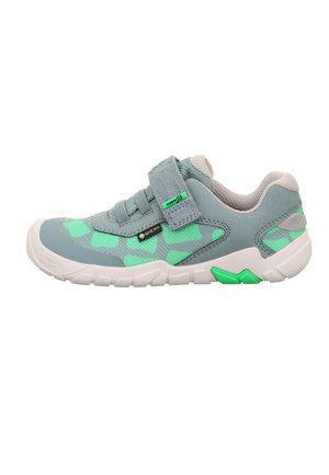 Sneaker bassa per bambini in grigio e verde con cinturino a strappo, mesh traspirante, etichetta Gore-Tex e suola bianca con dettagli verdi.