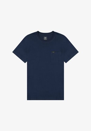 Camiseta de algodón azul marino con cuello redondo, mangas cortas y un bolsillo en el pecho izquierdo. Presenta una pequeña etiqueta amarilla en el bolsillo.