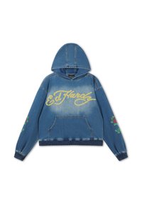 Blå denim hættetrøje med gul "Ed Hardy" skrift foran og blomsterrose-designs på begge ærmer, med en frontlomme og ribstrikkede manchetter.