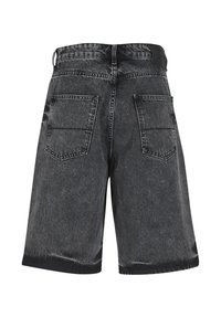 Shorts en denim noir délavé avec passants de ceinture, deux poches arrière et une coupe décontractée.