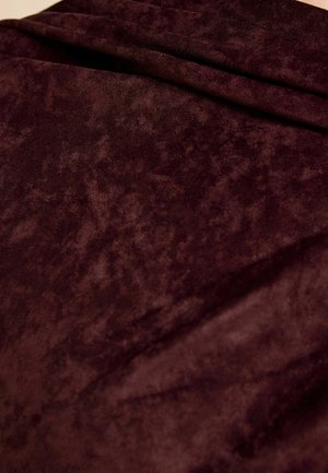 Friends Like These, PLUS SIZE FIT - SUEDETTE HARDWARE DRAPED MIDI DRESS - Hverdagskjole - burgundy red