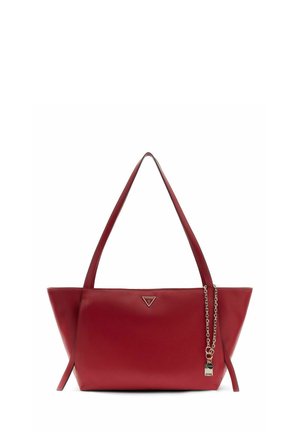 Sac à épaule en cuir rouge avec longues sangles, plaque logo triangulaire en métal et chaîne dorée attachée avec breloques cadenas et clé.