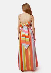 Maxikleid mit mehrfarbigen vertikalen Streifen in Pink, Orange, Grün und Gelb; Rückenknoten mit offenem Rückendesign; leichtes Material.