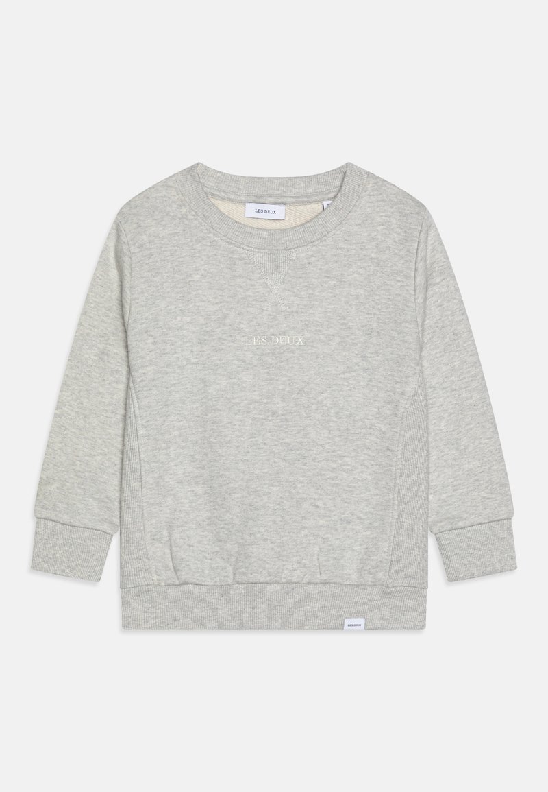 Sweat-shirt gris à manches longues en tissu doux, avec un col rond, des poignets côtelés et un petit logo brodé sur le devant.