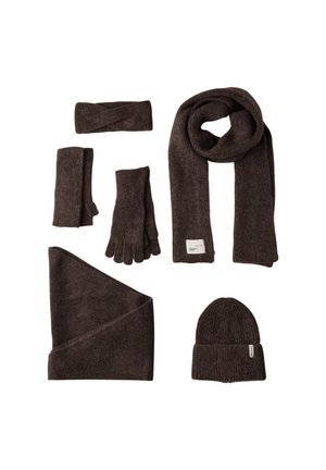 Braunes Strick-Accessoire-Set, bestehend aus einem Schal, einer Mütze, Handschuhen, einem Haarband und einem Paar Handgelenkwärmer, mit weicher Textur und schlichtem Design.