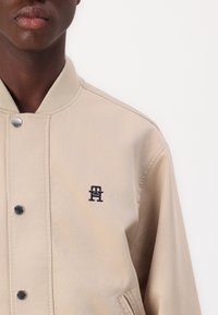 Tommy Hilfiger REVERSIBLE - Geacă bomber - sandalwood