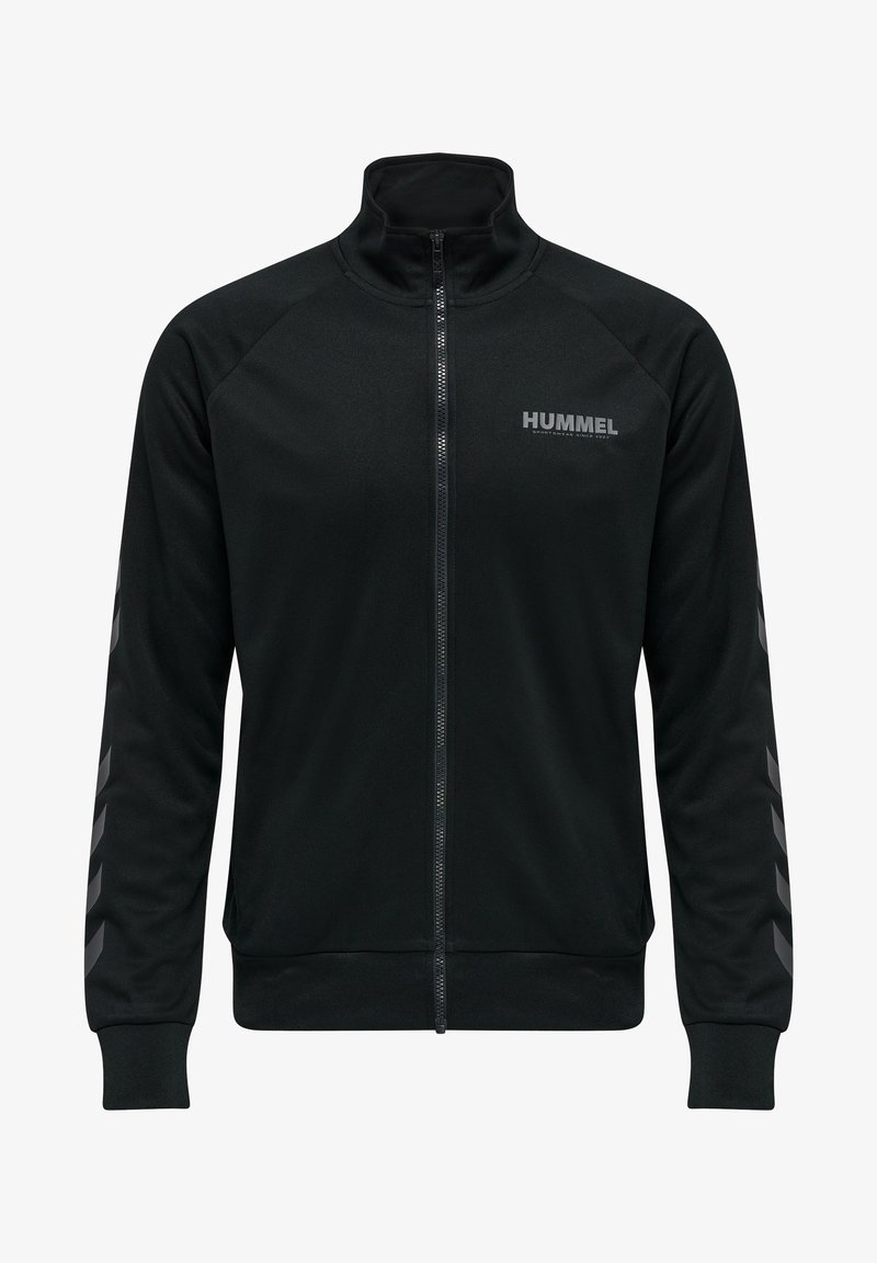 Svart zip-up jacka i mjuk tyg, med hög krage, ribbade ärmslut och sidopaneler med mörkgrått chevronmönster.