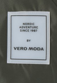 Vero Moda Tall VMOSLO JACKET - Casaco de penas - peat