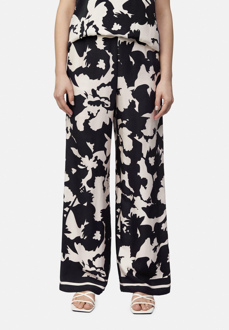 Weite Hosen im schwarz-cremefarbenen Blumenmuster, hergestellt aus einem glatten Material. Mit einem kontrastierenden Bund und geradem Schnitt.