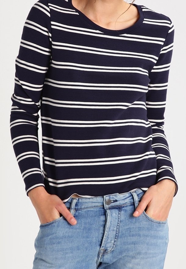 Camisa de manga larga azul marino con rayas horizontales blancas, textura acanalada y cuello redondo, combinada con jeans azul claro.