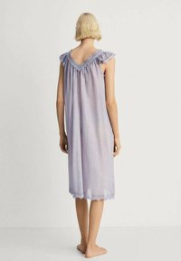 Robe da notte lilla morbida con una vestibilità ampia, rifiniture in pizzo sul collo e sull'orlo, e maniche arricciate. Tessuto leggero e design a lunghezza ginocchio.