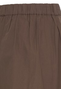 Tissu marron avec une ceinture élastique froncée et des coutures verticales subtiles, probablement une partie d'un vêtement.