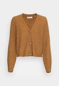 Brauner, verkürzter Cardigan mit geripptem Strickmuster, V-Ausschnitt, langen Ärmeln und drei großen braunen Knöpfen an der Vorderseite.