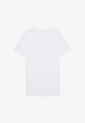 Prosty biały t-shirt o krótkim rękawie i okrągłym dekolcie, ułożony na płasko, bez widocznych wzorów ani logo, na białym tle.